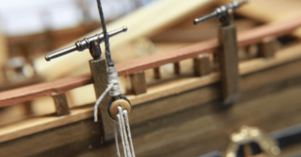 Colocación y fijación de ojivas en una maqueta de barco 13