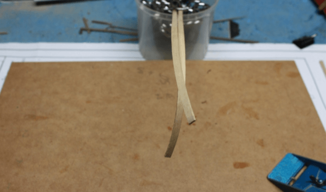 De planken van een modelschip buigen 8