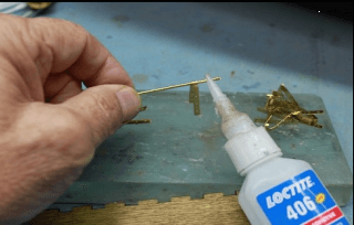 Montage von Ruderscharnieren für Modellschiffe 1